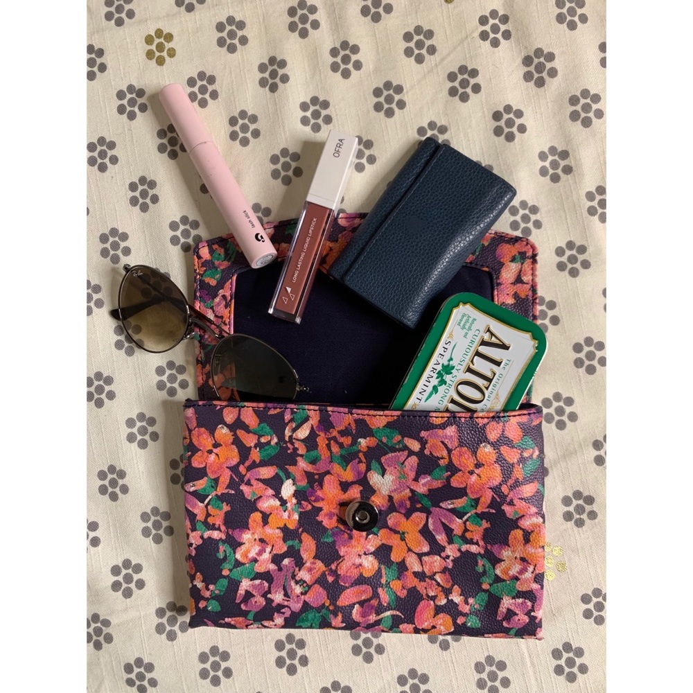3 for $30 🌸 Ann Taylor | Flower Patterned Clutch